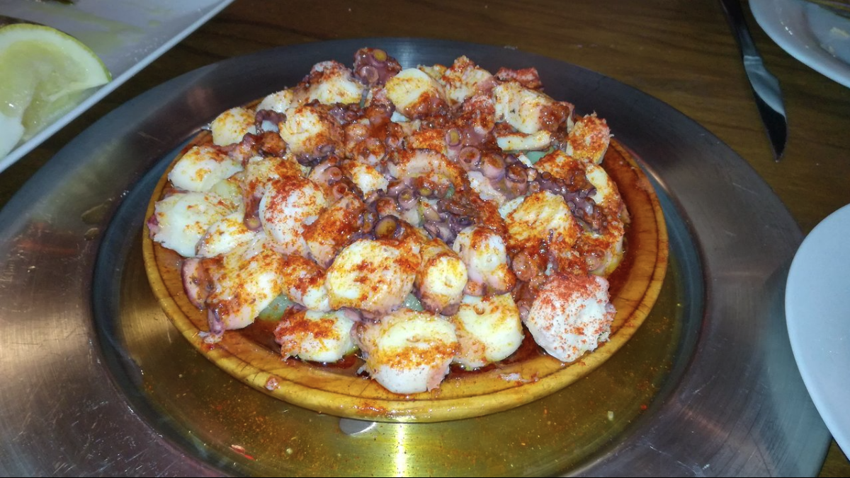 Plato de pulpo con papas, espolvoreado con pimentón