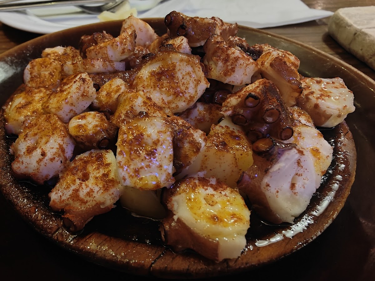 Pulpo a la plancha, trozos dorados y sazonados